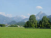 Füssen im Hintergrund